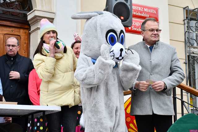 [WIDEO/FOTO] Na świebodzickim rynku wystartował Jarmark Wielkanocny. Przewidziano masę atrakcji