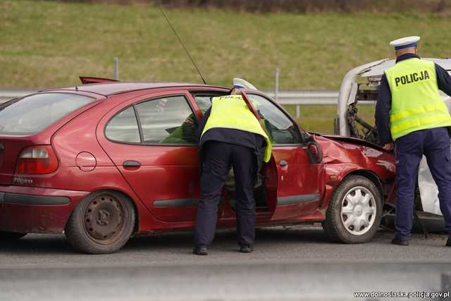 [WIDEO/FOTO] Zdarzenie terrorystyczne, policyjny pościg, wypadek z pożarem. Służby mundurowe ćwiczyły na drodze S3