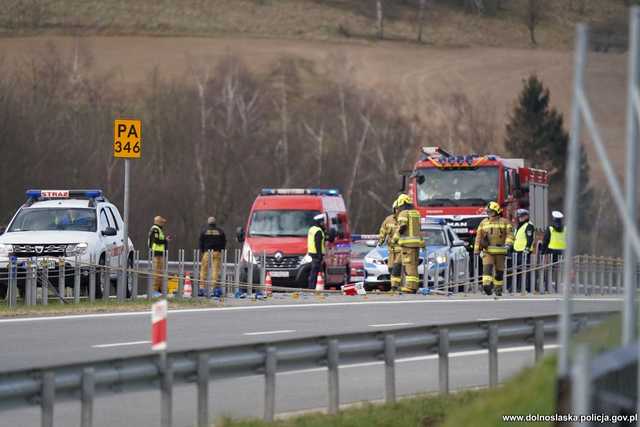 [WIDEO/FOTO] Zdarzenie terrorystyczne, policyjny pościg, wypadek z pożarem. Służby mundurowe ćwiczyły na drodze S3