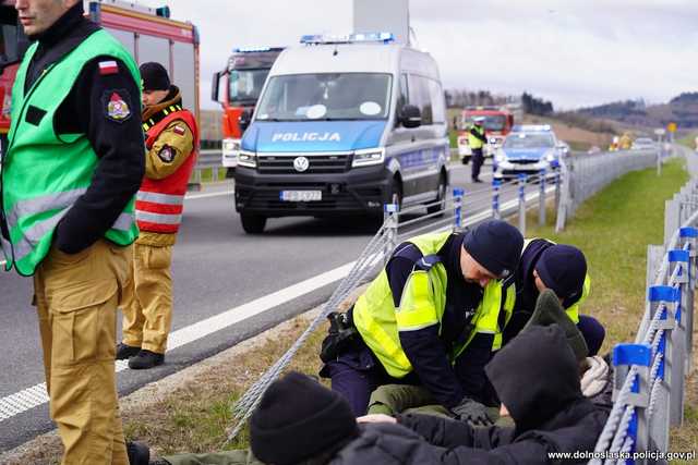 [WIDEO/FOTO] Zdarzenie terrorystyczne, policyjny pościg, wypadek z pożarem. Służby mundurowe ćwiczyły na drodze S3