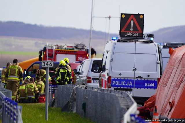 [WIDEO/FOTO] Zdarzenie terrorystyczne, policyjny pościg, wypadek z pożarem. Służby mundurowe ćwiczyły na drodze S3