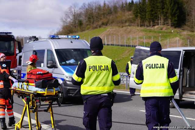 [WIDEO/FOTO] Zdarzenie terrorystyczne, policyjny pościg, wypadek z pożarem. Służby mundurowe ćwiczyły na drodze S3