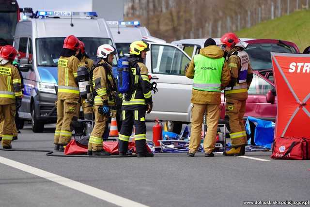 [WIDEO/FOTO] Zdarzenie terrorystyczne, policyjny pościg, wypadek z pożarem. Służby mundurowe ćwiczyły na drodze S3