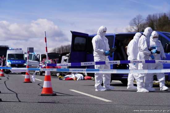 [WIDEO/FOTO] Zdarzenie terrorystyczne, policyjny pościg, wypadek z pożarem. Służby mundurowe ćwiczyły na drodze S3
