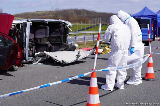 [WIDEO/FOTO] Zdarzenie terrorystyczne, policyjny pościg, wypadek z pożarem. Służby mundurowe ćwiczyły na drodze S3
