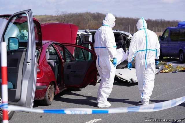 [WIDEO/FOTO] Zdarzenie terrorystyczne, policyjny pościg, wypadek z pożarem. Służby mundurowe ćwiczyły na drodze S3