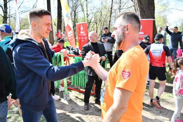 [WIDEO/DUŻO ZDJĘĆ] Pobiegli alejkami Parku Strzelnica na rozpoczęcie Biegowego Grand Prix