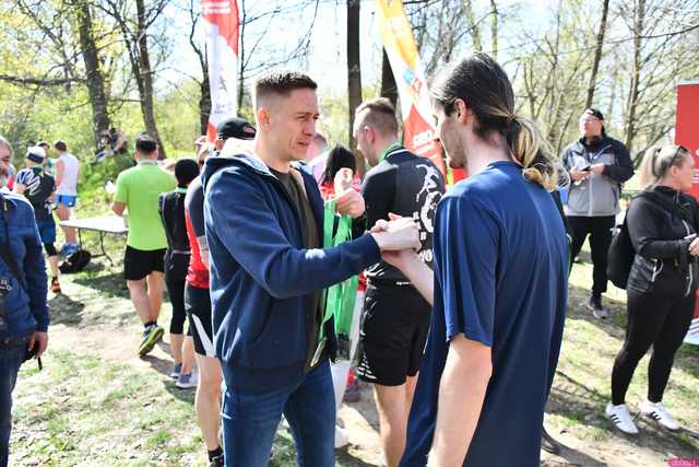 [WIDEO/DUŻO ZDJĘĆ] Pobiegli alejkami Parku Strzelnica na rozpoczęcie Biegowego Grand Prix