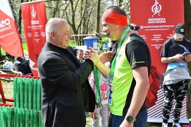 [WIDEO/DUŻO ZDJĘĆ] Pobiegli alejkami Parku Strzelnica na rozpoczęcie Biegowego Grand Prix