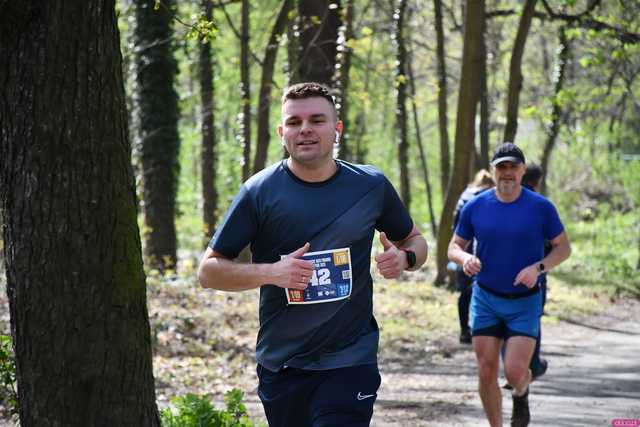 [WIDEO/DUŻO ZDJĘĆ] Pobiegli alejkami Parku Strzelnica na rozpoczęcie Biegowego Grand Prix