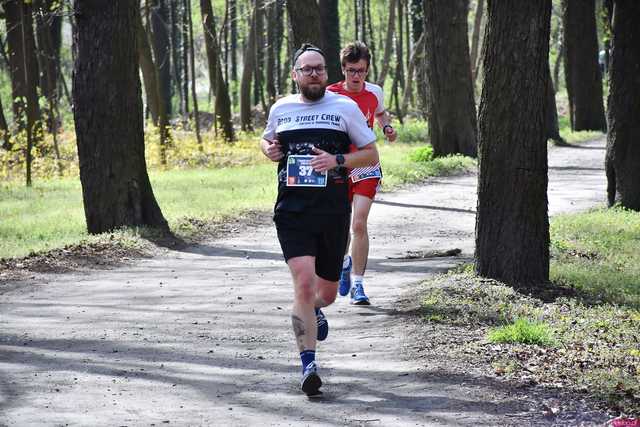 [WIDEO/DUŻO ZDJĘĆ] Pobiegli alejkami Parku Strzelnica na rozpoczęcie Biegowego Grand Prix