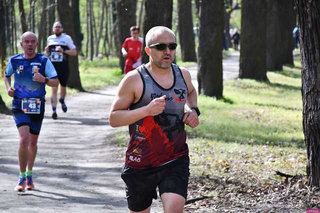 [WIDEO/DUŻO ZDJĘĆ] Pobiegli alejkami Parku Strzelnica na rozpoczęcie Biegowego Grand Prix