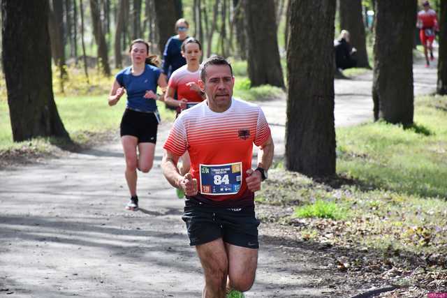 [WIDEO/DUŻO ZDJĘĆ] Pobiegli alejkami Parku Strzelnica na rozpoczęcie Biegowego Grand Prix