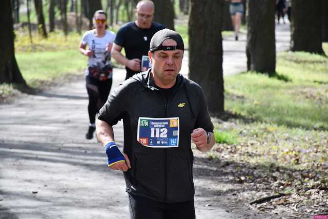 [WIDEO/DUŻO ZDJĘĆ] Pobiegli alejkami Parku Strzelnica na rozpoczęcie Biegowego Grand Prix