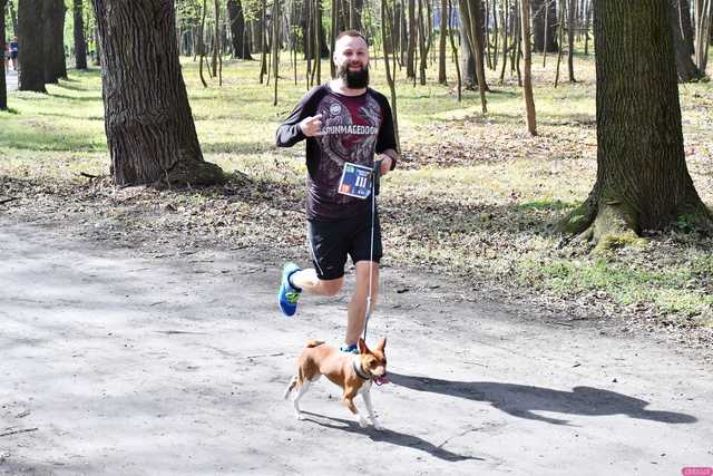 [WIDEO/DUŻO ZDJĘĆ] Pobiegli alejkami Parku Strzelnica na rozpoczęcie Biegowego Grand Prix
