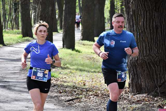 [WIDEO/DUŻO ZDJĘĆ] Pobiegli alejkami Parku Strzelnica na rozpoczęcie Biegowego Grand Prix