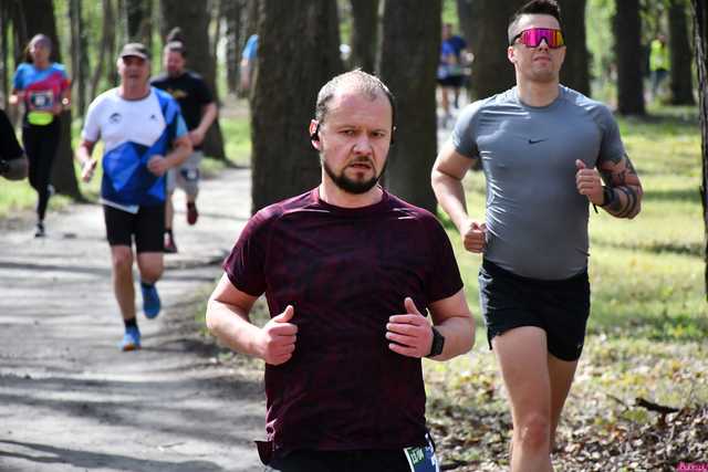 [WIDEO/DUŻO ZDJĘĆ] Pobiegli alejkami Parku Strzelnica na rozpoczęcie Biegowego Grand Prix