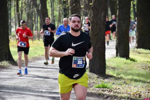 [WIDEO/DUŻO ZDJĘĆ] Pobiegli alejkami Parku Strzelnica na rozpoczęcie Biegowego Grand Prix