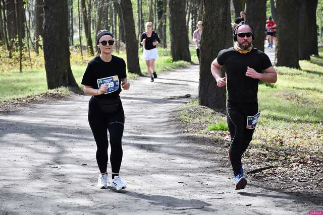 [WIDEO/DUŻO ZDJĘĆ] Pobiegli alejkami Parku Strzelnica na rozpoczęcie Biegowego Grand Prix