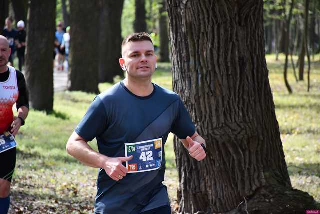 [WIDEO/DUŻO ZDJĘĆ] Pobiegli alejkami Parku Strzelnica na rozpoczęcie Biegowego Grand Prix