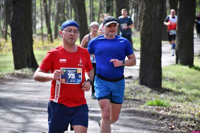[WIDEO/DUŻO ZDJĘĆ] Pobiegli alejkami Parku Strzelnica na rozpoczęcie Biegowego Grand Prix