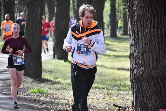[WIDEO/DUŻO ZDJĘĆ] Pobiegli alejkami Parku Strzelnica na rozpoczęcie Biegowego Grand Prix