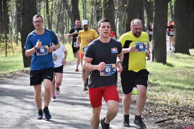 [WIDEO/DUŻO ZDJĘĆ] Pobiegli alejkami Parku Strzelnica na rozpoczęcie Biegowego Grand Prix