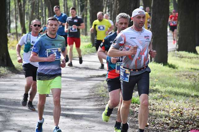 [WIDEO/DUŻO ZDJĘĆ] Pobiegli alejkami Parku Strzelnica na rozpoczęcie Biegowego Grand Prix