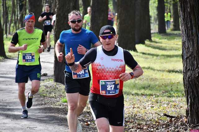 [WIDEO/DUŻO ZDJĘĆ] Pobiegli alejkami Parku Strzelnica na rozpoczęcie Biegowego Grand Prix