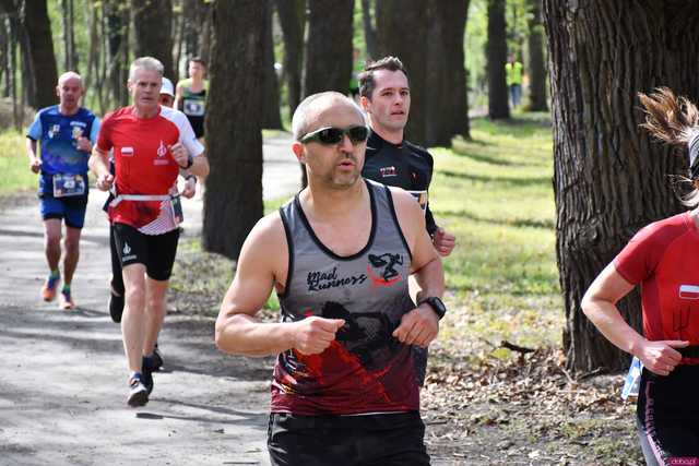 [WIDEO/DUŻO ZDJĘĆ] Pobiegli alejkami Parku Strzelnica na rozpoczęcie Biegowego Grand Prix