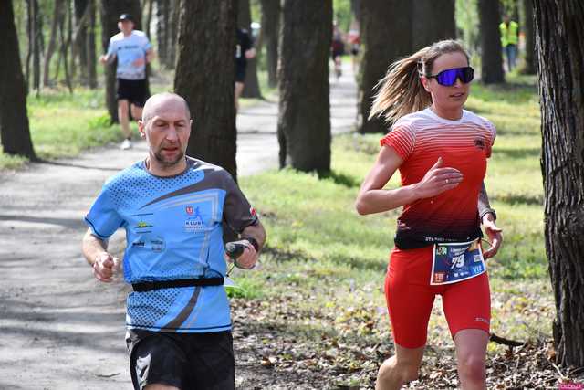 [WIDEO/DUŻO ZDJĘĆ] Pobiegli alejkami Parku Strzelnica na rozpoczęcie Biegowego Grand Prix