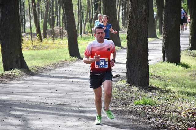 [WIDEO/DUŻO ZDJĘĆ] Pobiegli alejkami Parku Strzelnica na rozpoczęcie Biegowego Grand Prix