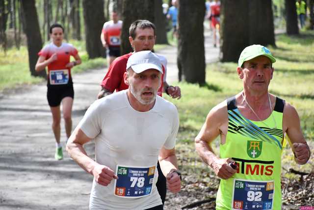 [WIDEO/DUŻO ZDJĘĆ] Pobiegli alejkami Parku Strzelnica na rozpoczęcie Biegowego Grand Prix