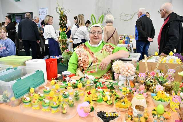 [WIDEO/FOTO] Magia świąt, bogato zastawione stoły oraz występy artystyczne na Jarmarku Wielkanocnym w Strzegomiu