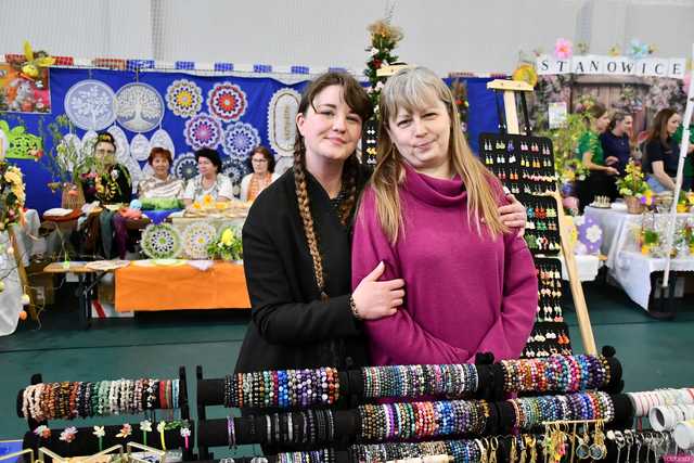 [WIDEO/FOTO] Magia świąt, bogato zastawione stoły oraz występy artystyczne na Jarmarku Wielkanocnym w Strzegomiu