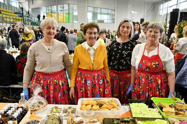 [WIDEO/FOTO] Magia świąt, bogato zastawione stoły oraz występy artystyczne na Jarmarku Wielkanocnym w Strzegomiu