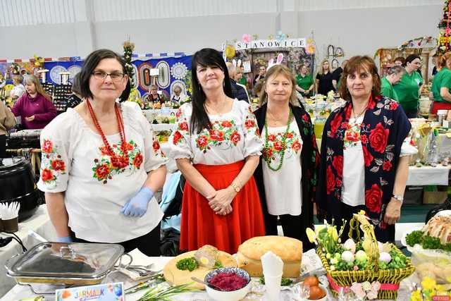 [WIDEO/FOTO] Magia świąt, bogato zastawione stoły oraz występy artystyczne na Jarmarku Wielkanocnym w Strzegomiu