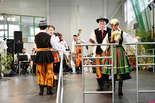[WIDEO/FOTO] Magia świąt, bogato zastawione stoły oraz występy artystyczne na Jarmarku Wielkanocnym w Strzegomiu