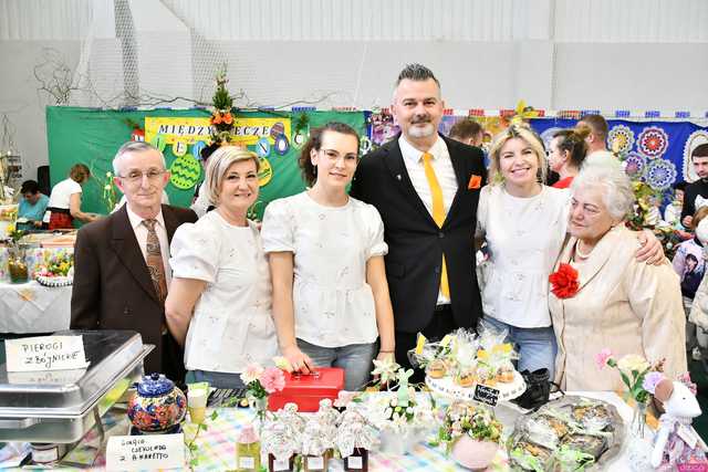 [WIDEO/FOTO] Magia świąt, bogato zastawione stoły oraz występy artystyczne na Jarmarku Wielkanocnym w Strzegomiu