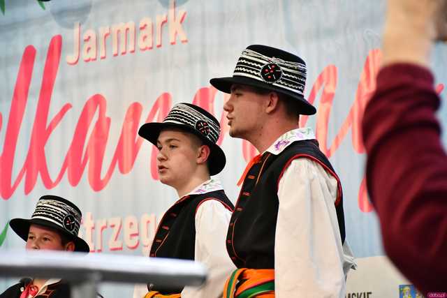 [WIDEO/FOTO] Magia świąt, bogato zastawione stoły oraz występy artystyczne na Jarmarku Wielkanocnym w Strzegomiu