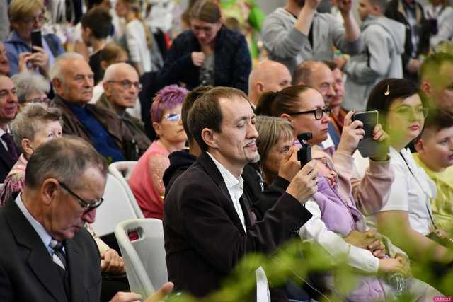 [WIDEO/FOTO] Magia świąt, bogato zastawione stoły oraz występy artystyczne na Jarmarku Wielkanocnym w Strzegomiu