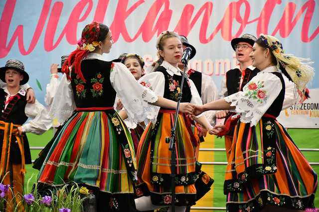 [WIDEO/FOTO] Magia świąt, bogato zastawione stoły oraz występy artystyczne na Jarmarku Wielkanocnym w Strzegomiu