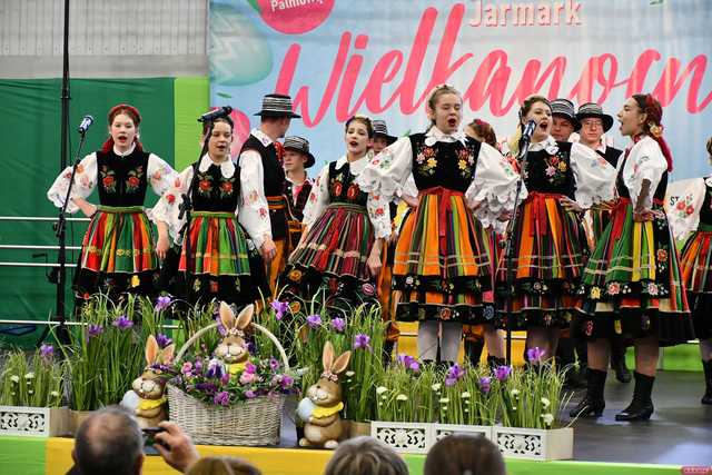 [WIDEO/FOTO] Magia świąt, bogato zastawione stoły oraz występy artystyczne na Jarmarku Wielkanocnym w Strzegomiu