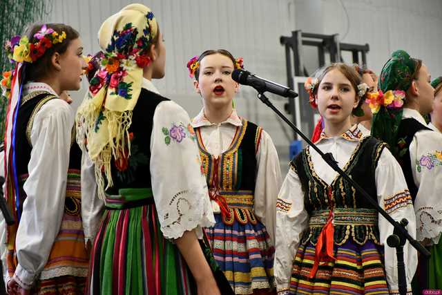 [WIDEO/FOTO] Magia świąt, bogato zastawione stoły oraz występy artystyczne na Jarmarku Wielkanocnym w Strzegomiu
