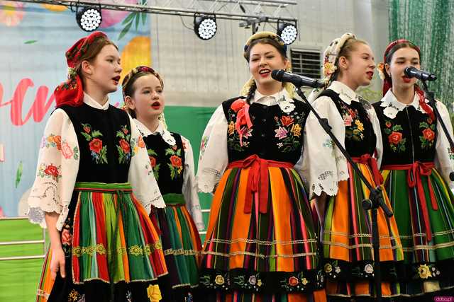 [WIDEO/FOTO] Magia świąt, bogato zastawione stoły oraz występy artystyczne na Jarmarku Wielkanocnym w Strzegomiu
