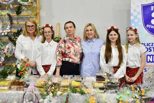 [WIDEO/FOTO] Magia świąt, bogato zastawione stoły oraz występy artystyczne na Jarmarku Wielkanocnym w Strzegomiu