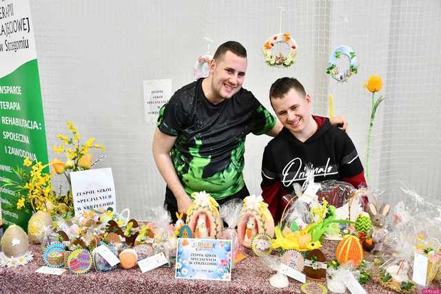 [WIDEO/FOTO] Magia świąt, bogato zastawione stoły oraz występy artystyczne na Jarmarku Wielkanocnym w Strzegomiu