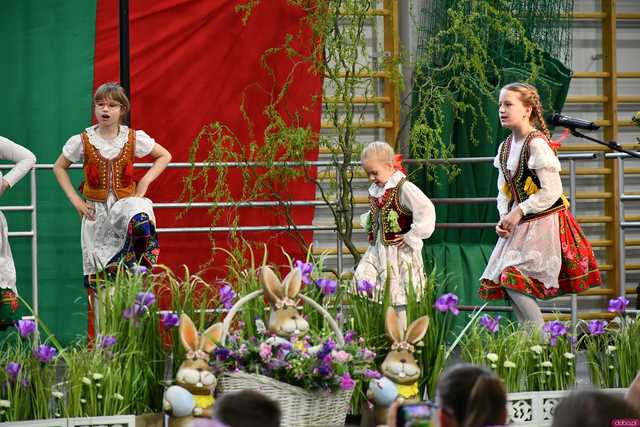 [WIDEO/FOTO] Magia świąt, bogato zastawione stoły oraz występy artystyczne na Jarmarku Wielkanocnym w Strzegomiu
