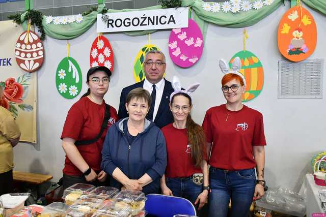 [WIDEO/FOTO] Magia świąt, bogato zastawione stoły oraz występy artystyczne na Jarmarku Wielkanocnym w Strzegomiu