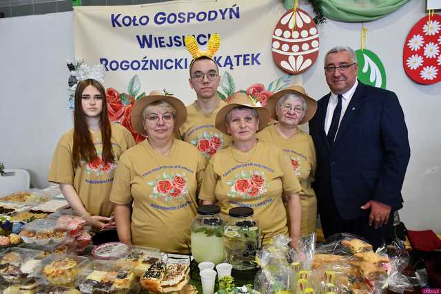 [WIDEO/FOTO] Magia świąt, bogato zastawione stoły oraz występy artystyczne na Jarmarku Wielkanocnym w Strzegomiu